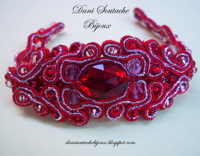 Pulseira em soutache nas cores vermelho e prata