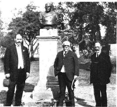 Juan W. Gez, Francisco P. Moreno y Jose B. Zubiaur en la plaza de San Francisco