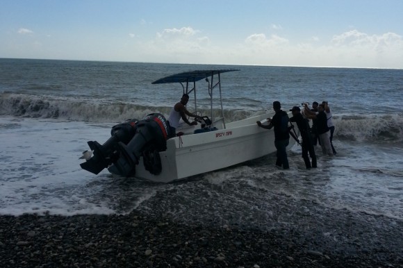 Desaparece embarcación con 12 personas 