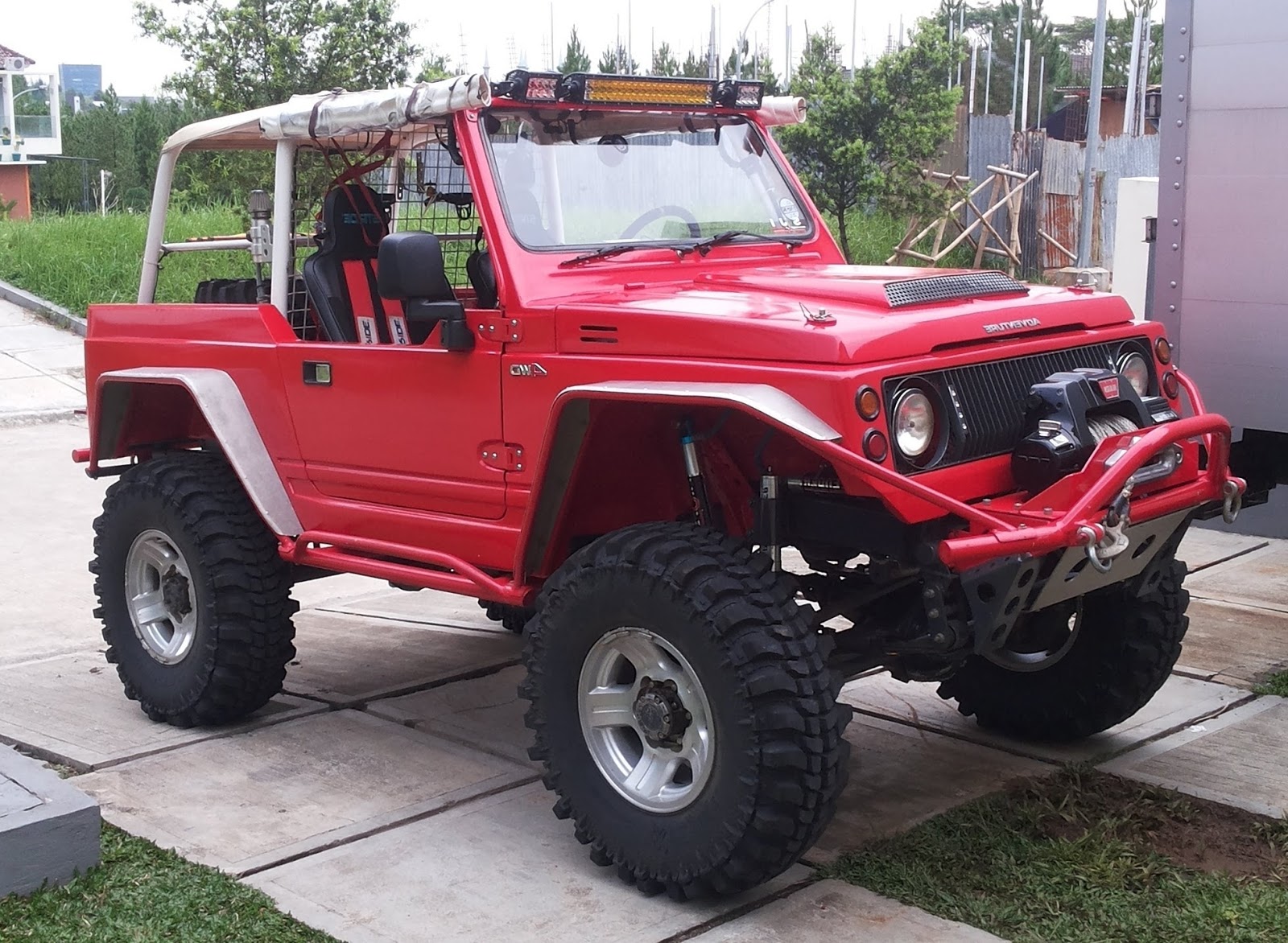 Modifikasi Mobil Kijang Super OffroadJeep Dan Jadi Hummer