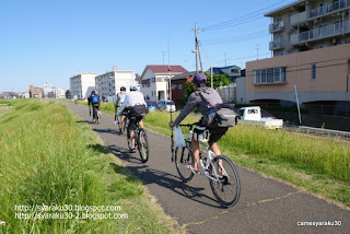 多摩川のサイクリングロード写真