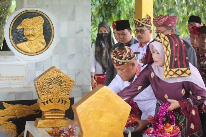 Bupati Nanang Lakukan Ziarah dan Tabur Bunga di Makam Pahlawan Raden Intan II