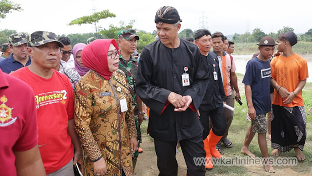 Ganjar Kirim Alat Berat Atasi Banjir Grobogan