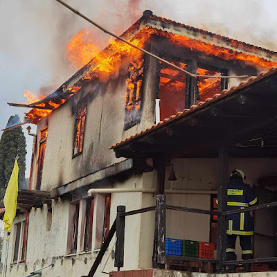 Φωτιά της ιεράς καλυβης Ζωοδόχου Πηγής Σκήτη Αγίου Παντελεήμονος Άγιον όρος.(Φωτογραφίες_video)