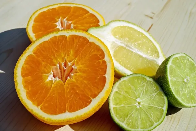 Naranjas, limones y limas ricos en vitamina C para fortalecer el sistema inmunológico y mejorar la salud