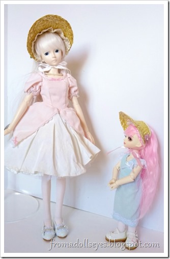 A msd ball jointed doll and a yosd bjd wearing half bonnets.