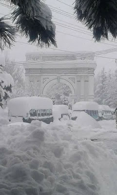 قوس النصر في افغانستان مكسو بالبياض ( الثلج )