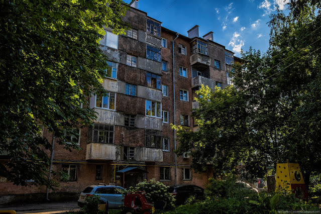 Припаркованные машины под окнами высотной многоэтажки