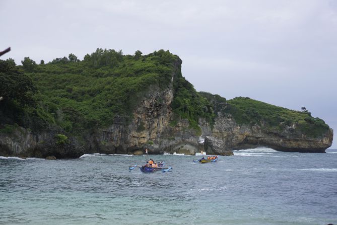 Kapal nelayan untuk keliling wisatawan