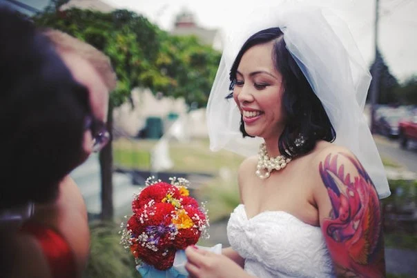 Chica tatuada vestida de novia