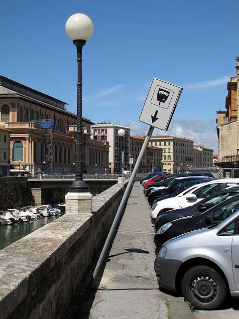 Leaning parking sign, scali degli Olandesi, Livorno