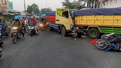 Kecelakaan Maut IBU Hamil 7 Bulan tewas dilindas Truk suami histeris