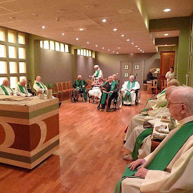 Num ambiente de 'Igreja jovem' sacerdotes idosos veem se extinguir o sonho de uma Igreja dessacralizada e igualitária.
