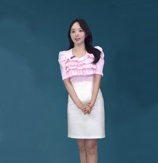 20250531 KBS 박소연 기상캐스터 연분홍 층층이 블라우스 흰색 미니스커트 사랑스러운 코디