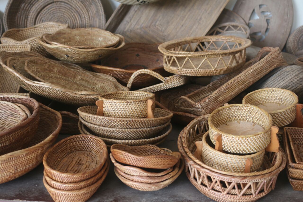 Belanja Kerajinan  Bambu  di  Loyok sambil Menikmati Objek 