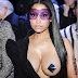 Nicki Minaj causa ao chegar com seio de fora no Paris Fashion Week