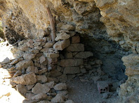 Restes de l'antiga construcció de la Cova del Cargolaire