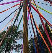 Vor dem Aufstellen wird der Maibaum festlich geschmückt. (beltane)