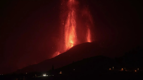 [VIDEO] La Palma: la lave atteint l'océan Atlantique, des craintes de gaz toxiques