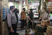 Personil Polsek Cikoneng Cek Harga Migor di Pasar Sindangkasih Ciamis.