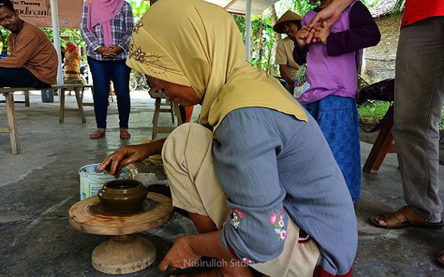 Seorang ibu membuat pot dari gumpalan tanah