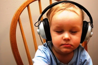 Foto gambar bayi lucu mendengarkan musik 23
