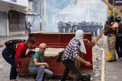 Policía agrede a  manifestantes