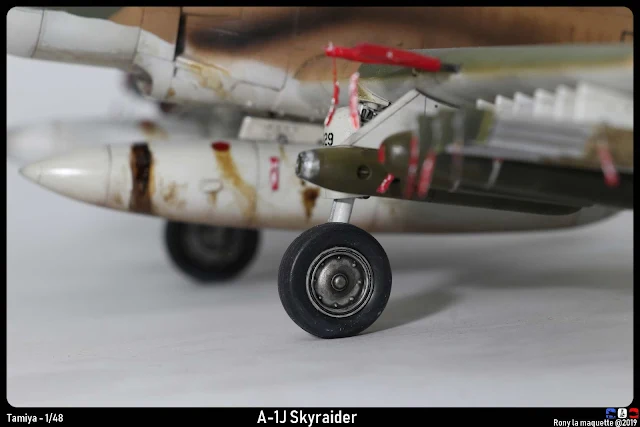 Écrasement des roues.du A-1J Skyraider de Tamiya au 1/48.