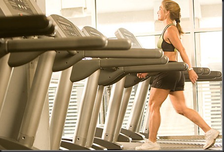 webmd_photo_of_trainer_walking_on_treadmill