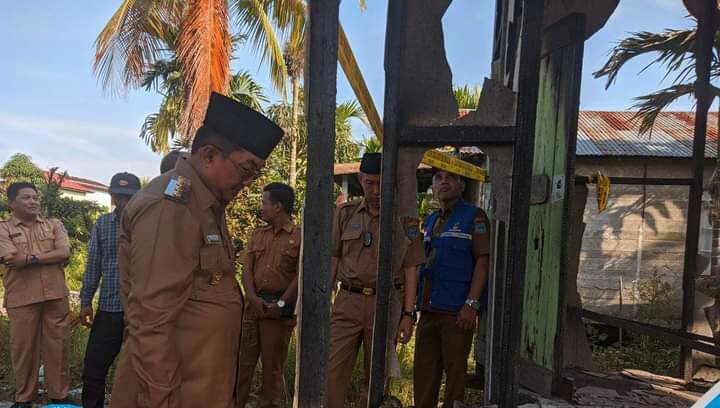 Bupati Tanjabbar Tinjau Sekaligus Berikan Bantuan Musibah Kebakaran