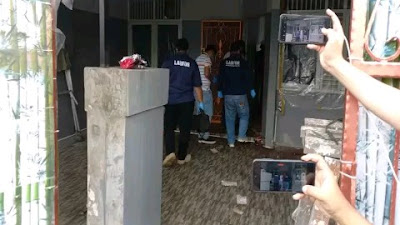 Polisi Bawa 2 Box Dokumen dari Rumah Satu Keluarga yang Tewas di Kalideres