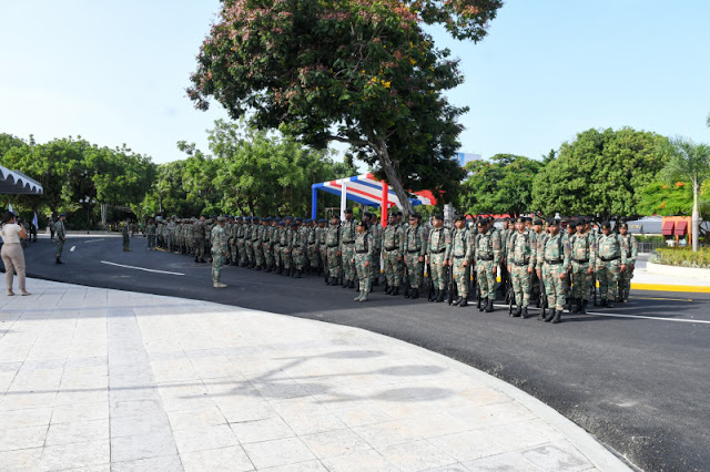 previo a la toma de posesión del presidente Abinader, militares ensayan en el Teatro Nacional.