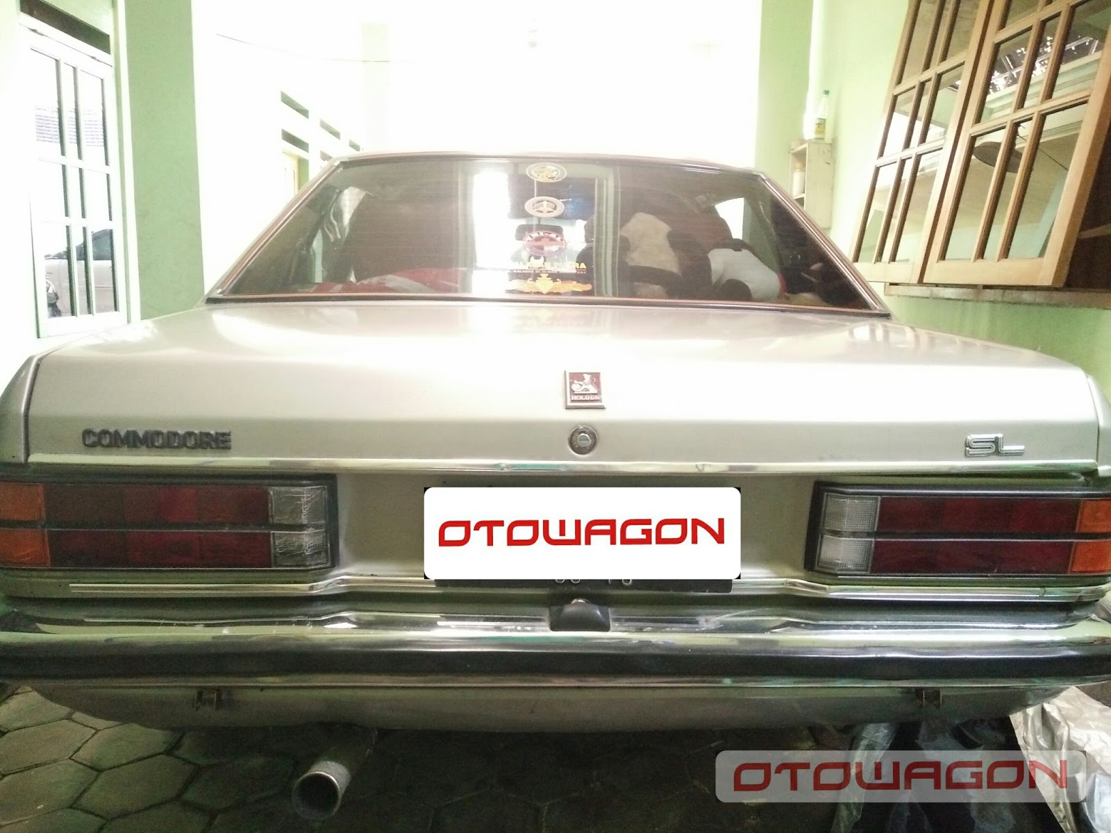 OTOWAGON Holden Commodore SL Tahun 1982 Singa Mangkrak Penghuni