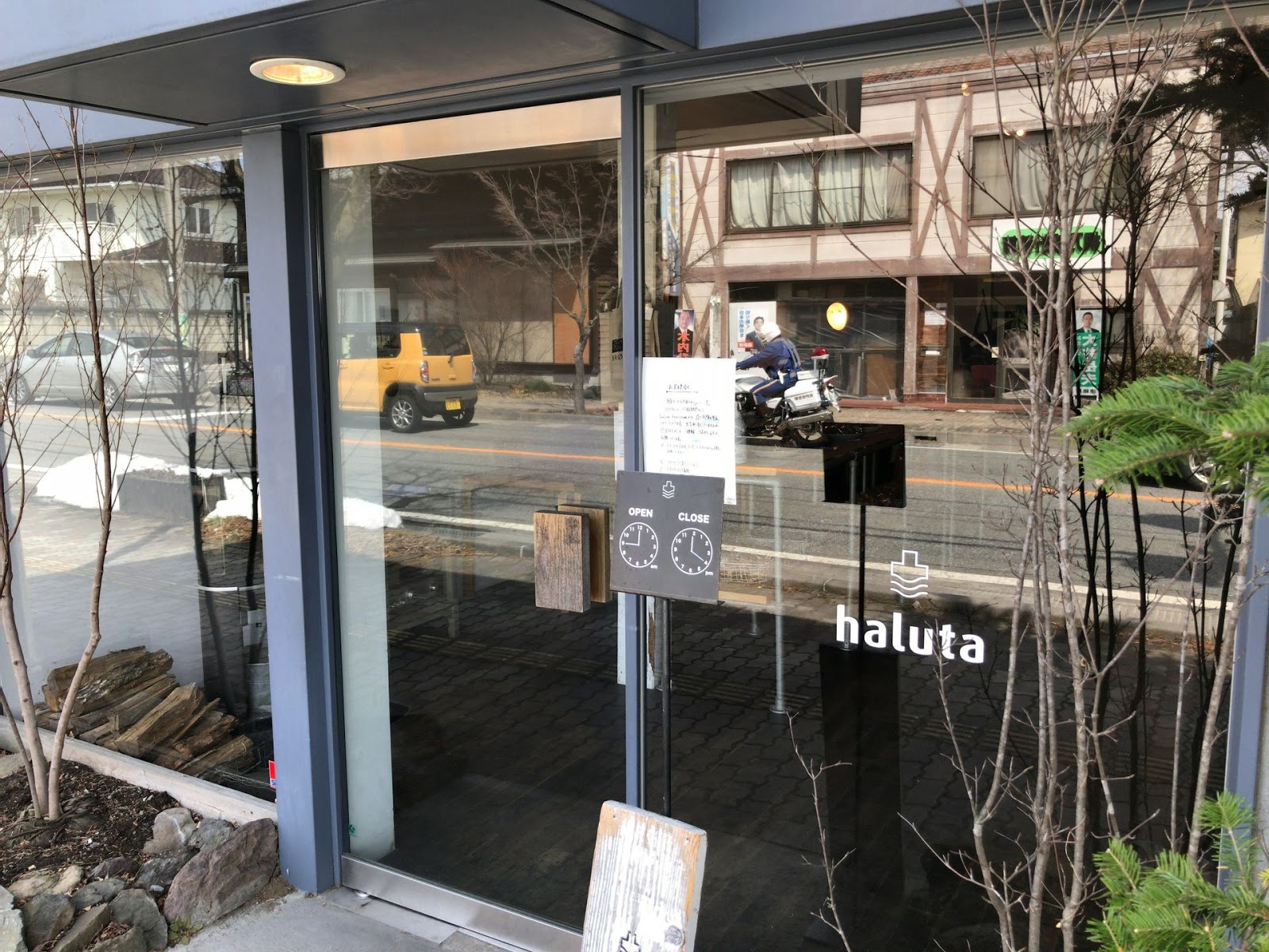 ふらり マン かつひとの食べ歩き シナモンロールが超美味しい 午前中に行かないと売り切れる 中軽井沢 ハルタ 軽井沢