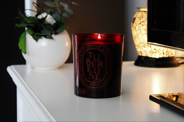 tubereuse diptyque bougie, tubereuse diptyque candle, tubereuse diptyque candle review, tubereuse diptyque bougie 300g, diptyque tubéreuse bougie 300g, tubéreuse de diptyque, bougie diptyque tubéreuse avis, bougie parfumée tubereuse de diptyque, bougies parfumées naturelles, bougie diptyque avis, bougies, bougie parfumée à la cire végétale, home fragrance, blog sur les bougies, bougie naturelle made in france, parfum d’ambiance, parfum naturel pour la maison, bougies parfumées diptyque avis