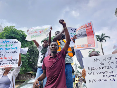 Half Salary: UNILAG Lecturers, Students Protest In Lagos