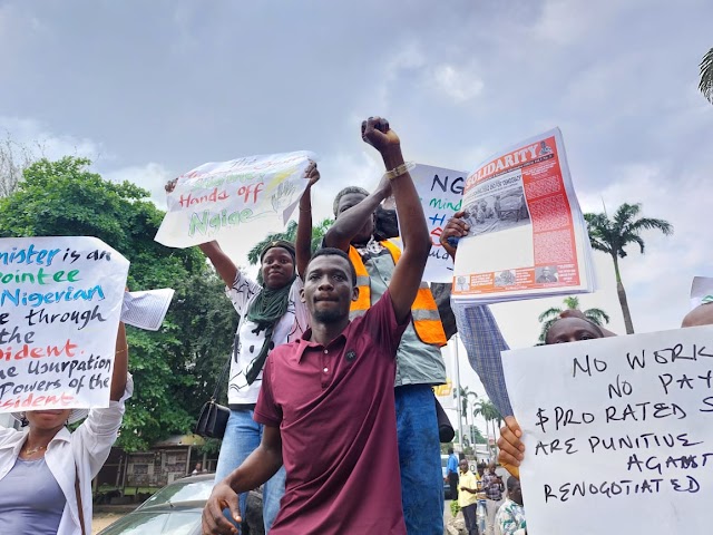 Photos: UNILAG Lecturers, Students Protest In Lagos Over Half Salary