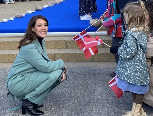 Princess Marie wore a green wool coat by Max Mara. Baum und Pferdgarten turtleneck sweater. Countess Athena