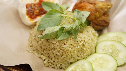 Nasi Hijau "SP" dan Godaan Nasi Goreng Salai Tongkol