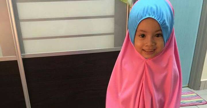 Anak Saya Bijak: Adik-adik suka solat dengan sejadah comel