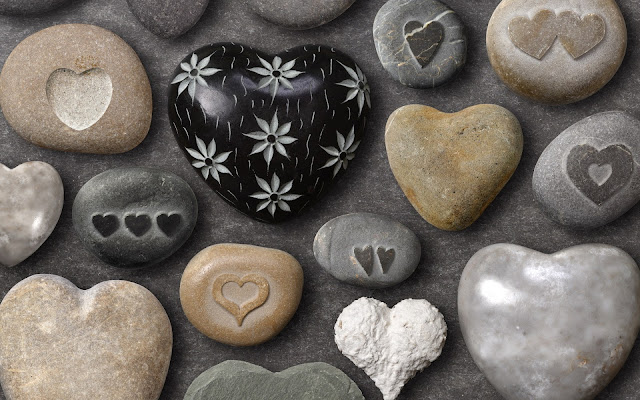 Imagen de Piedras de Mar con Forma de Corazones y con Corazones tallados en ellas