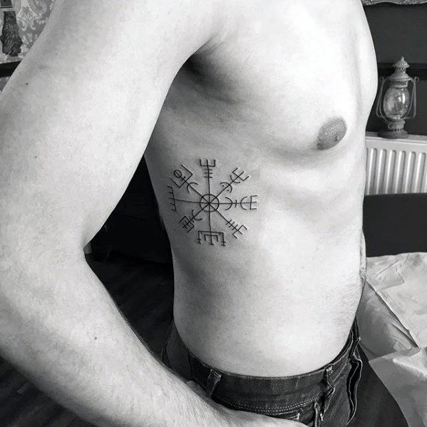 tatuaje de vegvisir vikingo