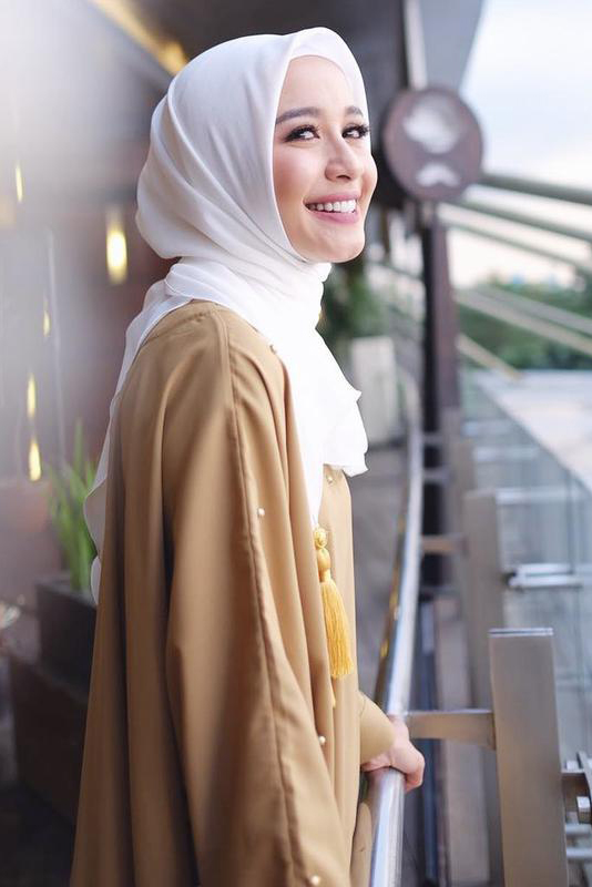 Gaya Hijab Artis Cantik Laudya Cynthia Bella yang Simple 