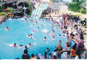 PESONA INDONESIA: WISATA AIR DREAM LAND WATER PARK AJIBARANG