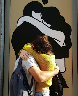 VIRAT KOHLI AND ANUSHKA SHARMA HUGGING