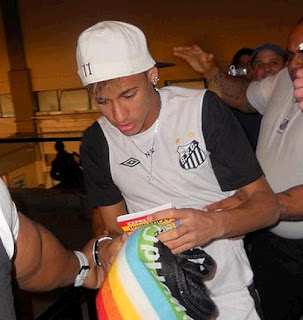 Neymar with a guide to learn Spanish on his hands