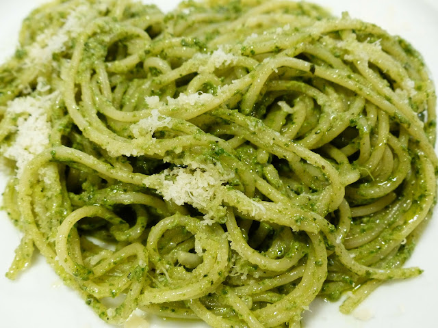 https://vidacomidaa.blogspot.com.es/2017/03/espaguetis-al-pesto.html