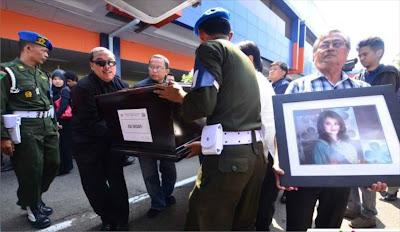 Kumpulan Foto Isak Tangis Keluarga Saat Penyerahaan Jenazah Korban Sukhoi [ www.BlogApaAja.com ]