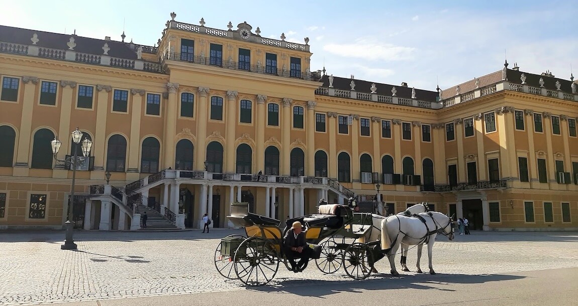 Fasada Pałacu Schönbrunn, dorożka wiedeńska, Wiedeń, Austria