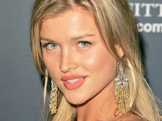 Free wallpapers without watermarks of Joanna Krupa at Fullwalls.blogspot.com